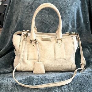 Burberry white Bayard Grainy Leather bag w/ cross body strap. Attached lock&key